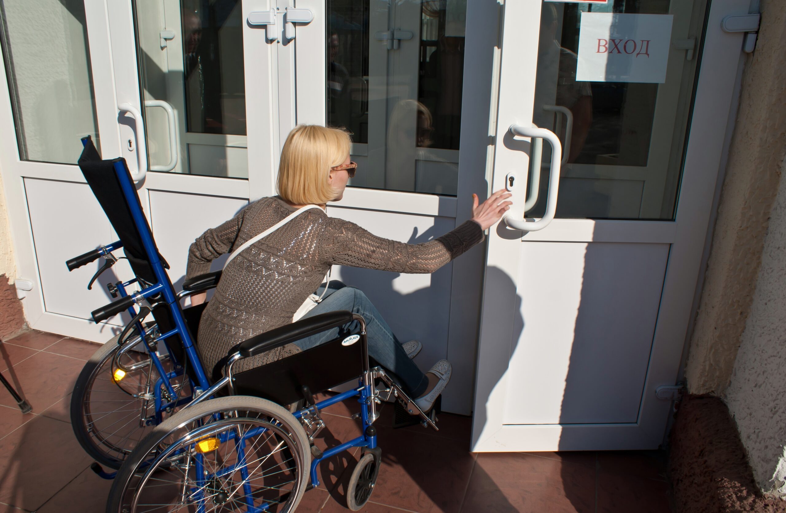 Проблемы инвалидов в россии. Инвалид. Люди с ограниченными возможностями. Барьеры для инвалидов. Доступная среда для людей с ограниченными возможностями.