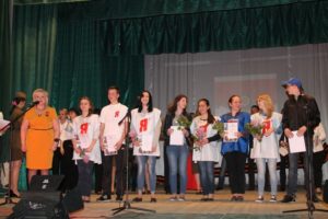 Ирина Ислямова награждает молодогвардейцев в Доме культуры 